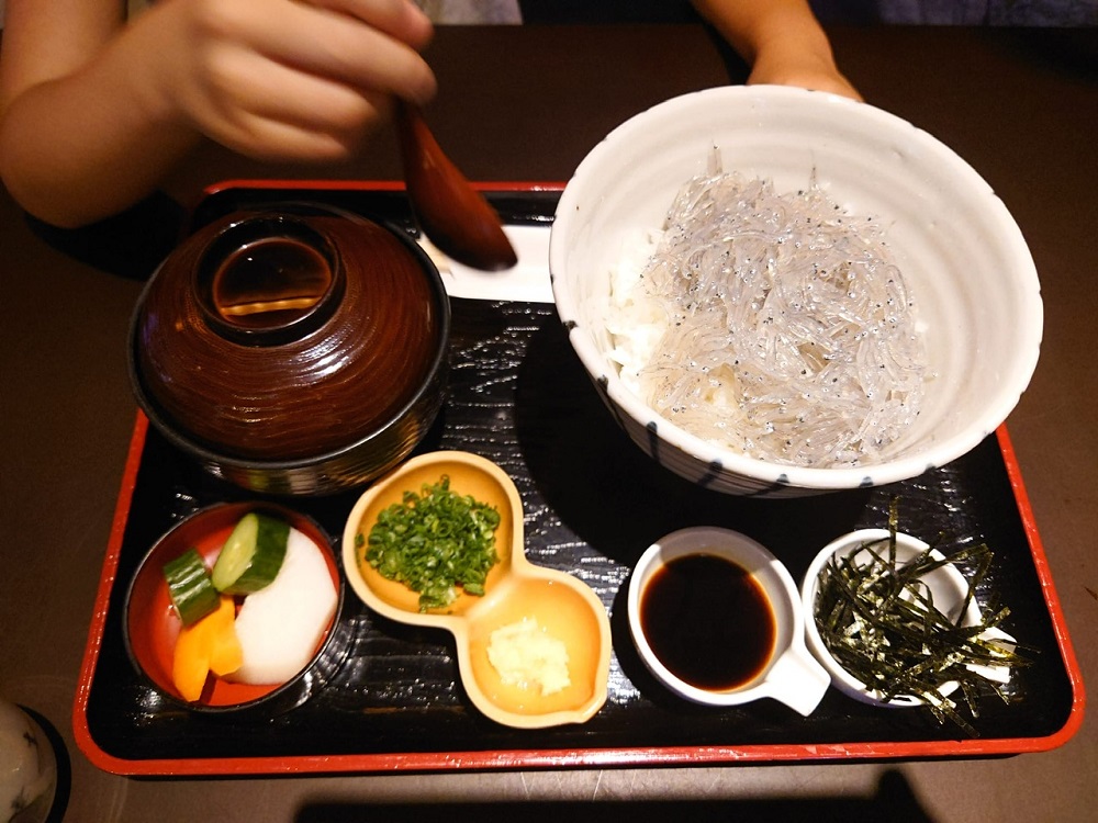 うなぎ千草の生しらす丼